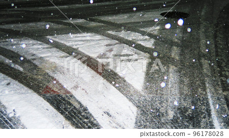 Snow scene in the city (Kawaguchi City, Saitama Prefecture) 96178028