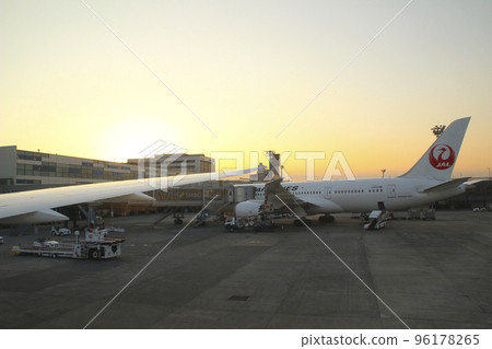 日出時的大阪國際機場（伊丹機場）/大阪府豐中市西町螢池3 96178265