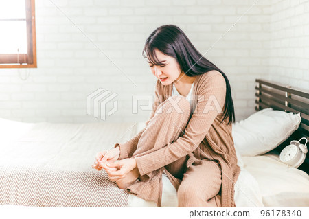 關心拇囊炎、腳趾和嵌甲的日本女性 96178340