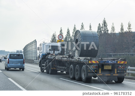 卡車在高速公路上行駛 卡車在高速公路上行駛 96178352