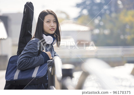 穿球衣彈吉他上學的女高中生音樂活動 穿球衣彈吉他上學的女高中生音樂活動 96178375