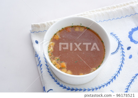 Hot onion consommé soup 96178521