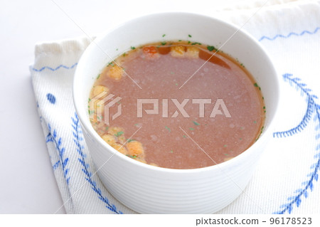 Hot onion consommé soup 96178523