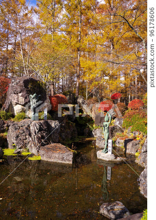 Tateshina Autumn leaves at Shokoji Temple Tateshina Autumn leaves at Shokoji Temple 96178606