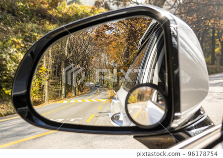 通過側鏡看到的楓葉路 96178754