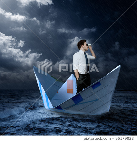 Businessman looking for opportunities 96179028