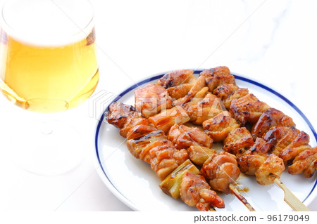 Drinking beer with charcoal-grilled yakitori (sauce) 96179049