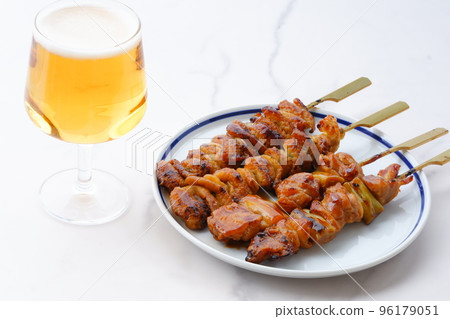 Drinking beer with charcoal-grilled yakitori (sauce) 96179051