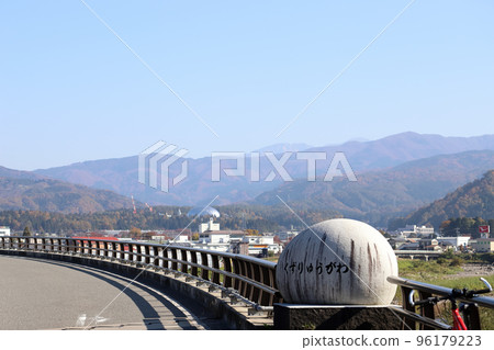 Dinosaur Museum seen from Katsuyama Dinosaur Bridge (Katsuyama City, Fukui Prefecture) 96179223