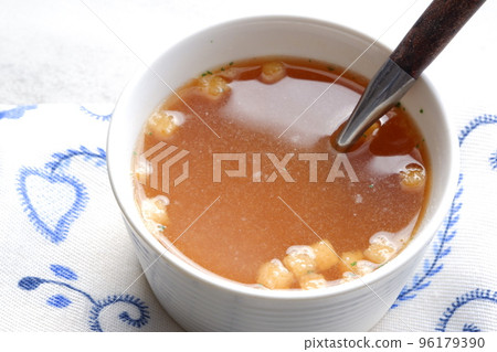 Hot onion consommé soup Hot onion consommé soup 96179390
