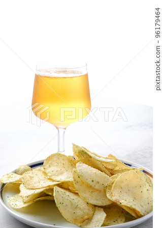 紫菜咸薯片和一杯冰鎮啤酒 紫菜咸薯片和一杯冰鎮啤酒 96179464