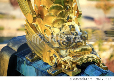 Osaka City, Osaka Prefecture Golden shachihoko on the roof of the Osaka Castle tower Osaka City, Osaka Prefecture Golden shachihoko on the roof of the Osaka Castle tower 96179472
