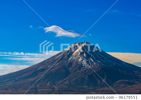 美麗的雲彩在秋天的天空和富士山中翩翩起舞 美麗的雲彩在秋天的天空和富士山中翩翩起舞 96179551