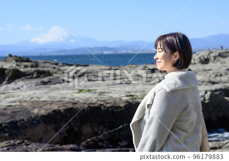 享受冬天富士山和江之島海的女人 96179883