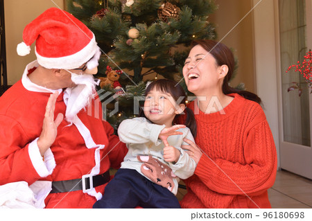 聖誕老人、女孩和媽媽在聖誕樹前笑 聖誕老人、女孩和媽媽在聖誕樹前笑 96180698