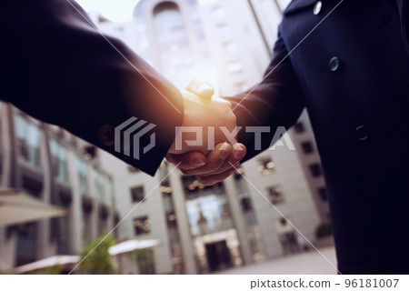 Handshaking business person in office. concept of teamwork and partnership. 96181007