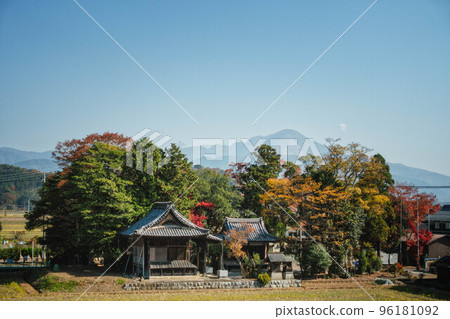 滋賀著名的伊吹山和神社的秋景 96181092