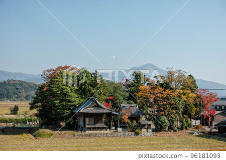 滋賀著名的伊吹山和神社的秋景 96181093