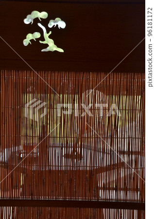 A long-established ryokan with a wide veranda separated by bamboo blinds in the summer 96181172