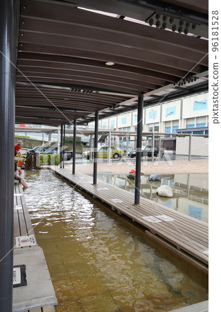 電暈危機期間熱海站前的JR東海道本線足浴 電暈危機期間熱海站前的JR東海道本線足浴 96181528