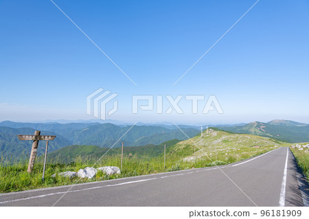 Ehime Prefecture, Shikoku Karst with beautiful fresh greenery and a road crossing the ridge (photographed in 2022) 96181909