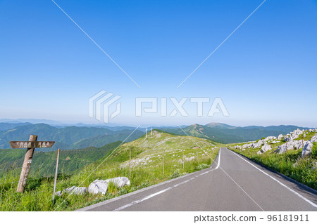 Ehime Prefecture, Shikoku Karst with beautiful fresh greenery and a road crossing the ridge (photographed in 2022) 96181911