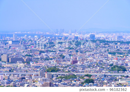 美麗夏日天空的城市景觀“福岡市全景” 96182362