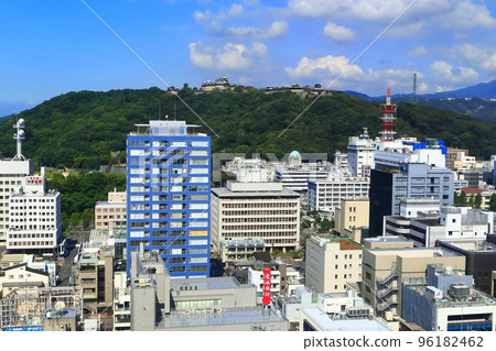 [愛媛縣] 天氣晴朗的松山市和松山城 96182462