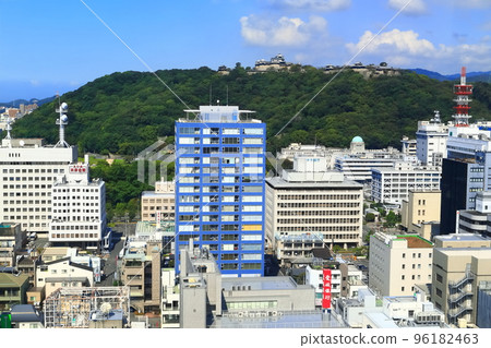 [Ehime Prefecture] Matsuyama City and Matsuyama Castle in sunny weather 96182463