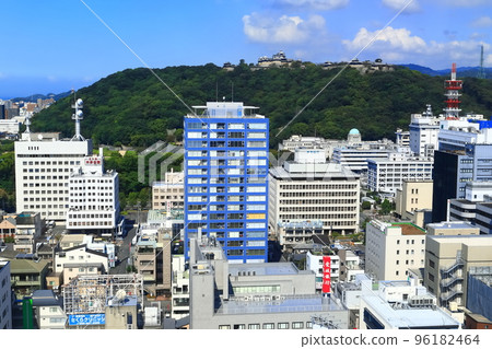 [愛媛縣] 天氣晴朗的松山市和松山城 96182464