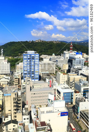 [愛媛縣] 天氣晴朗的松山市和松山城 96182469