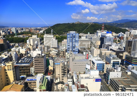 [愛媛縣] 天氣晴朗的松山市和松山城 96182471