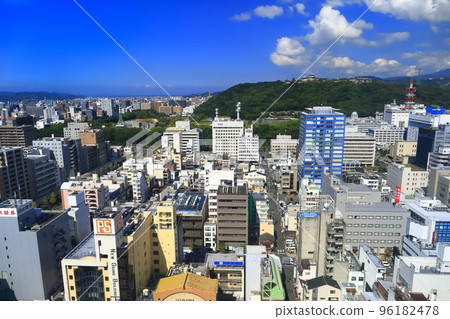 [愛媛縣] 天氣晴朗的松山市和松山城 96182478