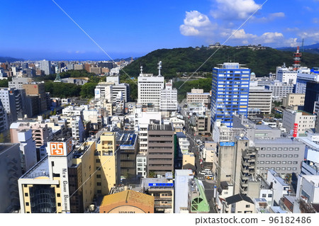 [Ehime Prefecture] Matsuyama City and Matsuyama Castle in sunny weather 96182486