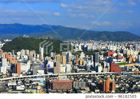 [愛媛縣] 天氣晴朗的松山市和松山城 96182505