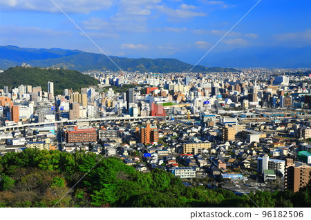 [愛媛縣] 天氣晴朗的松山市和松山城 96182506