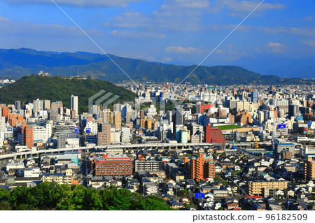 [愛媛縣] 天氣晴朗的松山市和松山城 96182509