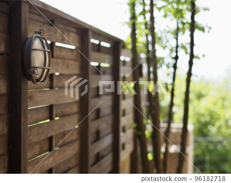 南歐式拱門的庭院，木柵欄和赤土地板的庭院，日本山茱萸樹和新鮮的綠色植物 96182718