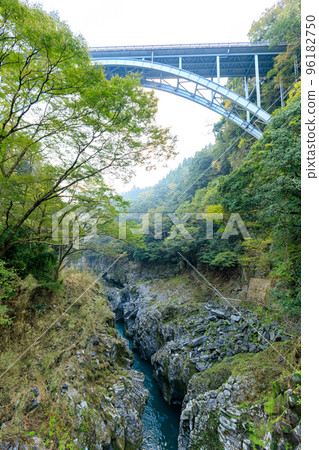 秋天的高千穗大橋和五瀨川(高千穗峽谷) 宮崎縣高千穗町 秋天的高千穗大橋和五瀨川(高千穗峽谷) 宮崎縣高千穗町 96182750