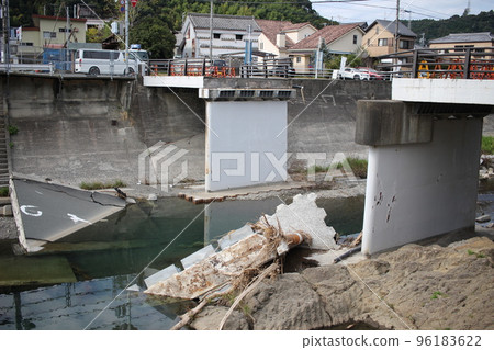 橋樑坍塌 坍塌現場 橋樑坍塌 坍塌現場 96183622