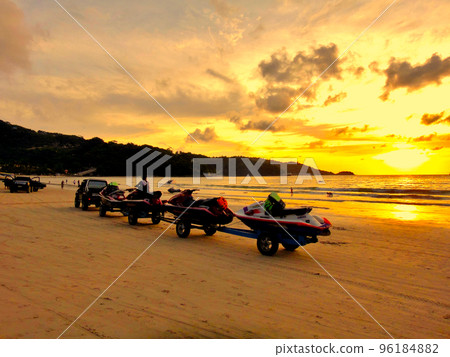 泰國普吉島芭東海灘的黃昏 96184882