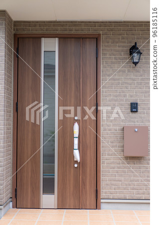 Entrance door of newly built condominium 96185116