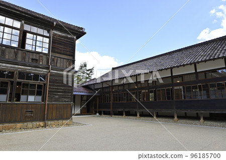 Japan's oldest wooden elementary school 96185700
