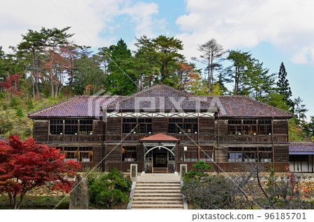 Japan's oldest wooden elementary school 96185701
