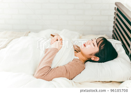 睡在床上的日本女人(深度睡眠) 睡在床上的日本女人(深度睡眠) 96185708