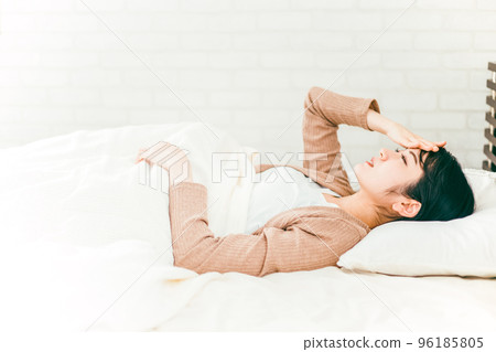 失眠的日本女性因睡覺時頭痛和噩夢而無法入睡（臥室） 96185805