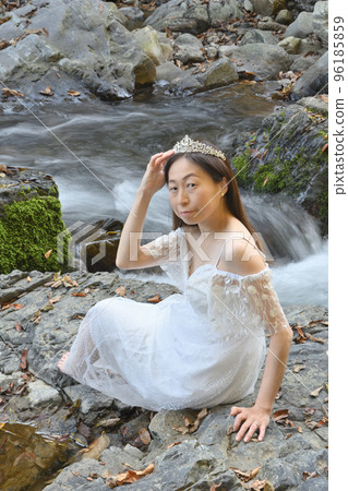 woman in the valley 96185859