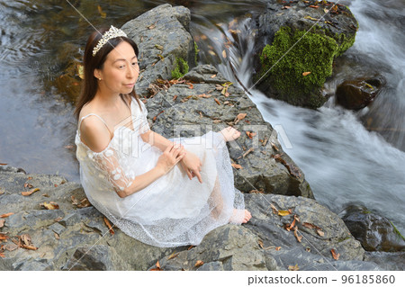 山谷裡的女人 96185860