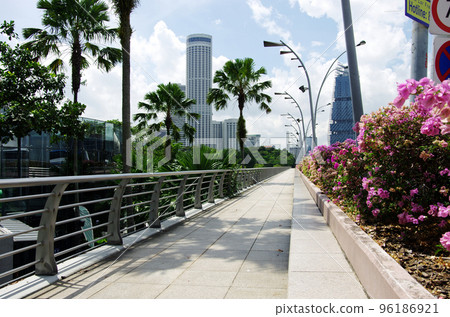 Beautiful promenade of the Esplanade Bridge in Singapore Beautiful promenade of the Esplanade Bridge in Singapore 96186921