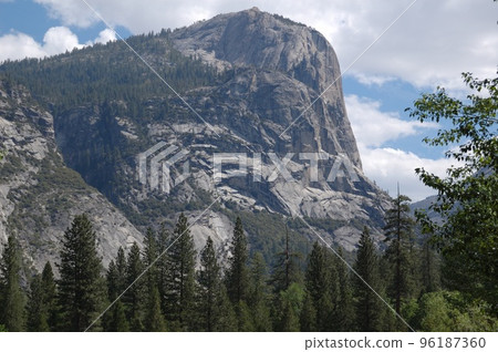 Travel to Yosemite in early summer in the United States Travel to Yosemite in early summer in the United States 96187360